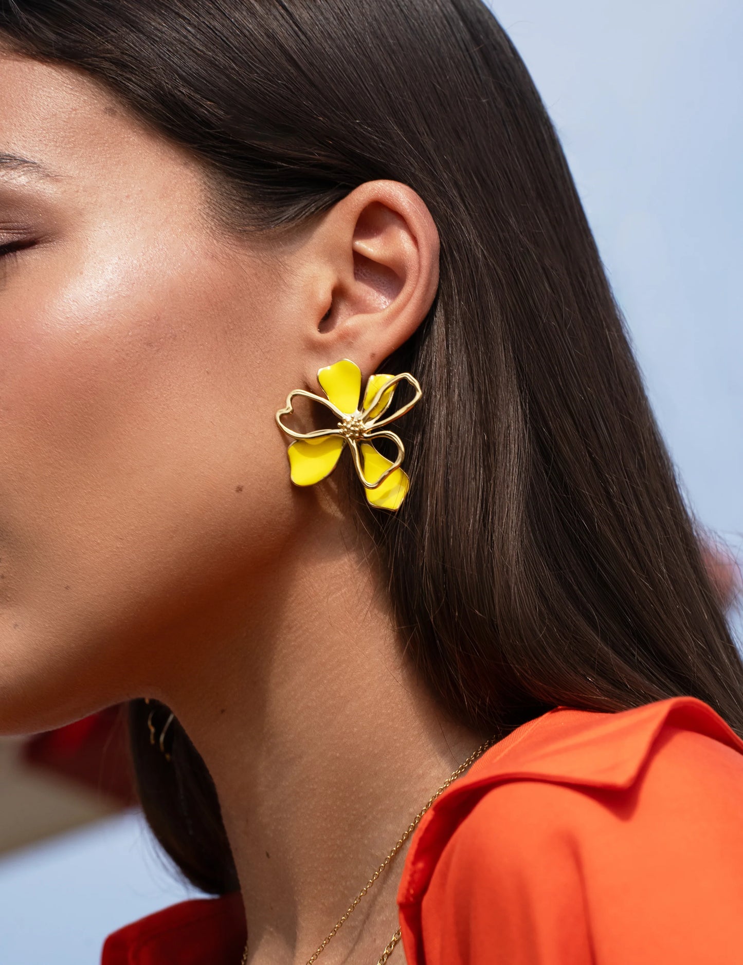 Pendientes cortos flor  esmalte negro y oro