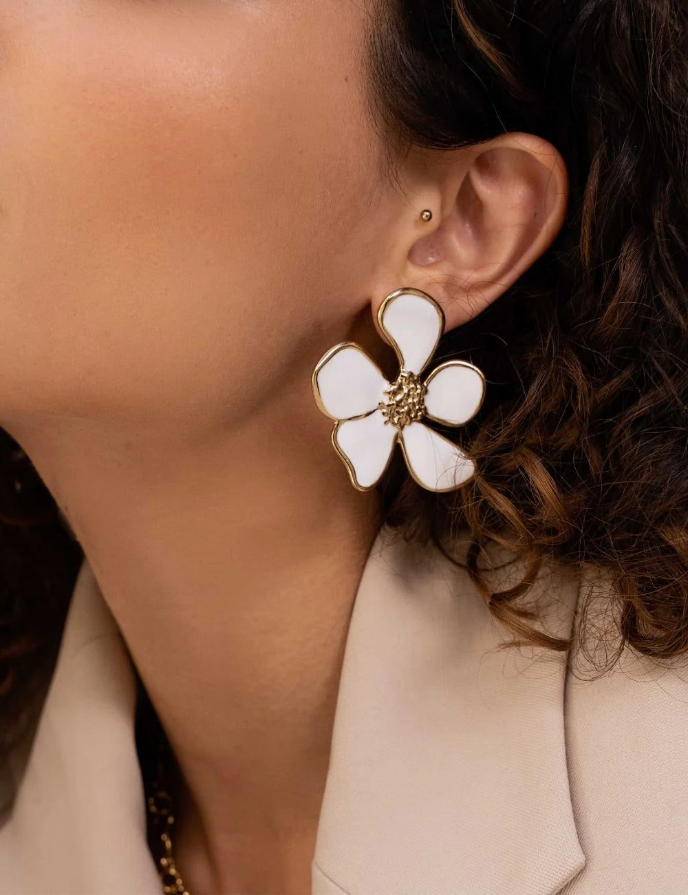 Pendientes cortos flor  esmalte negro y oro