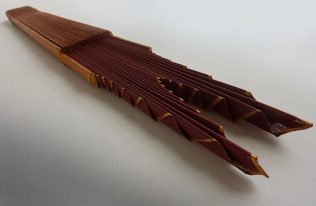 Abanico artesanal de madera de bocapi y algodón color carmín