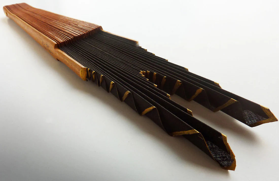Abanico artesanal de madera de bocapi y algodón color negro