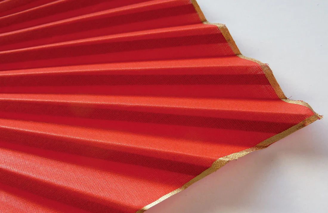 Abanico artesanal de madera de bocapi y algodón color rojo