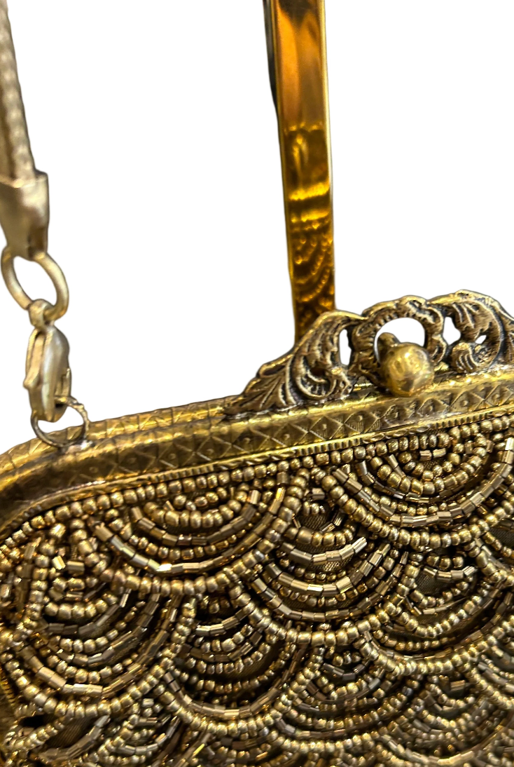 Bolso  de fiesta estética vintage con mostacillas doradas