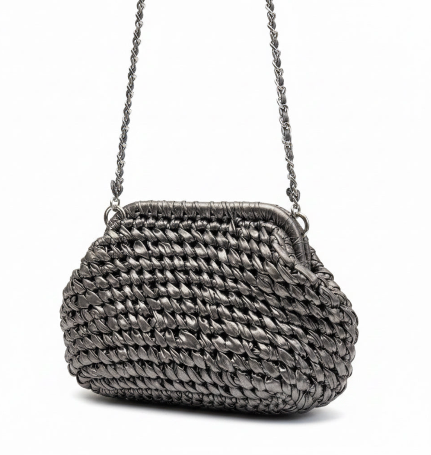 Bolso artesanal trenzado plata oscuro metalizado  con cadena  | FAHOMA