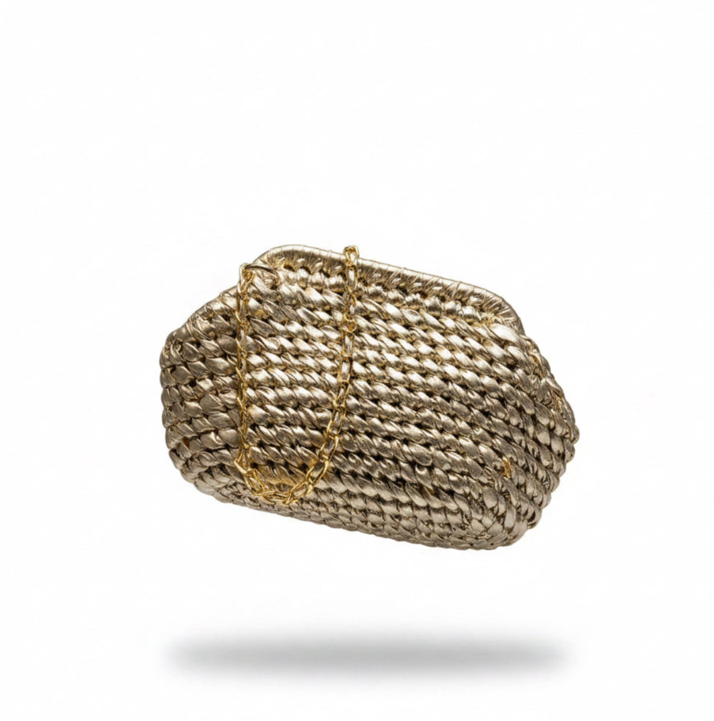 Bolso artesanal trenzado champagne  con cadena dorada | FAHOMA