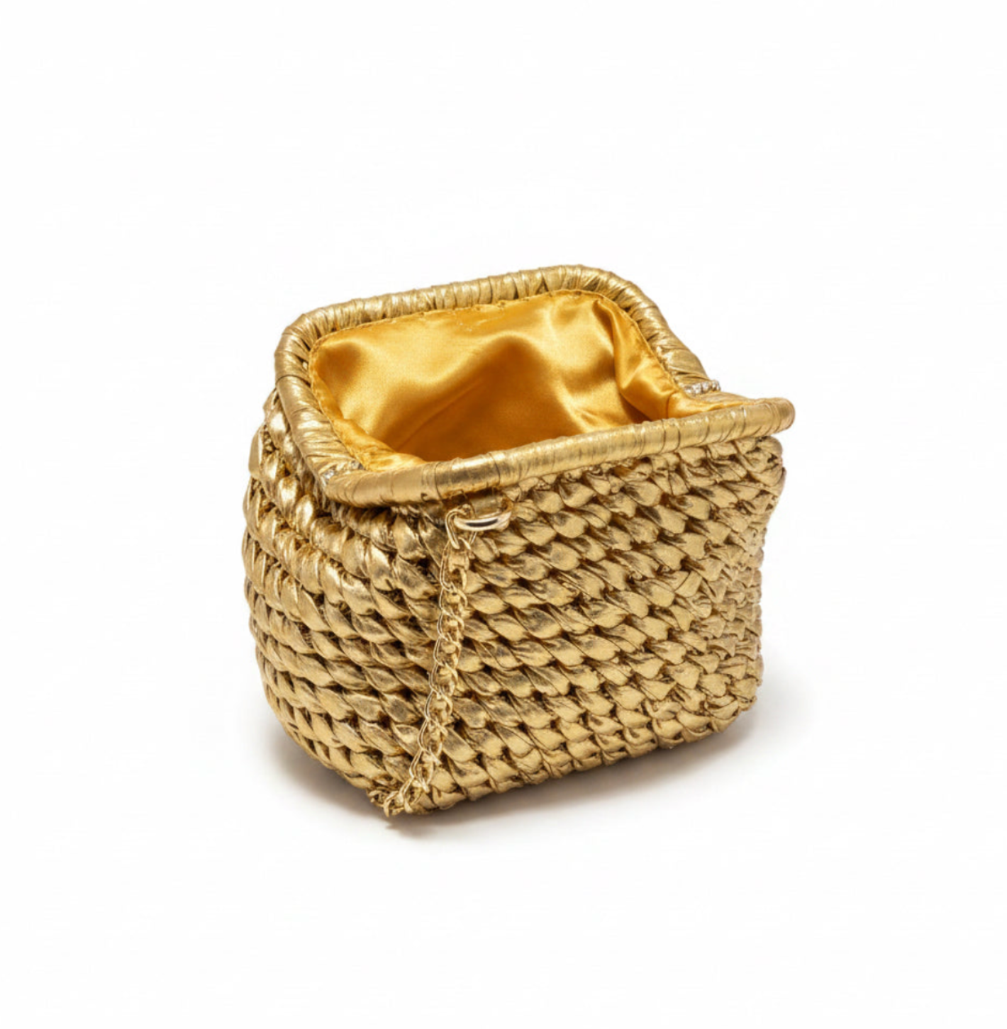Bolso artesanal trenzado champagne  con cadena dorada | FAHOMA