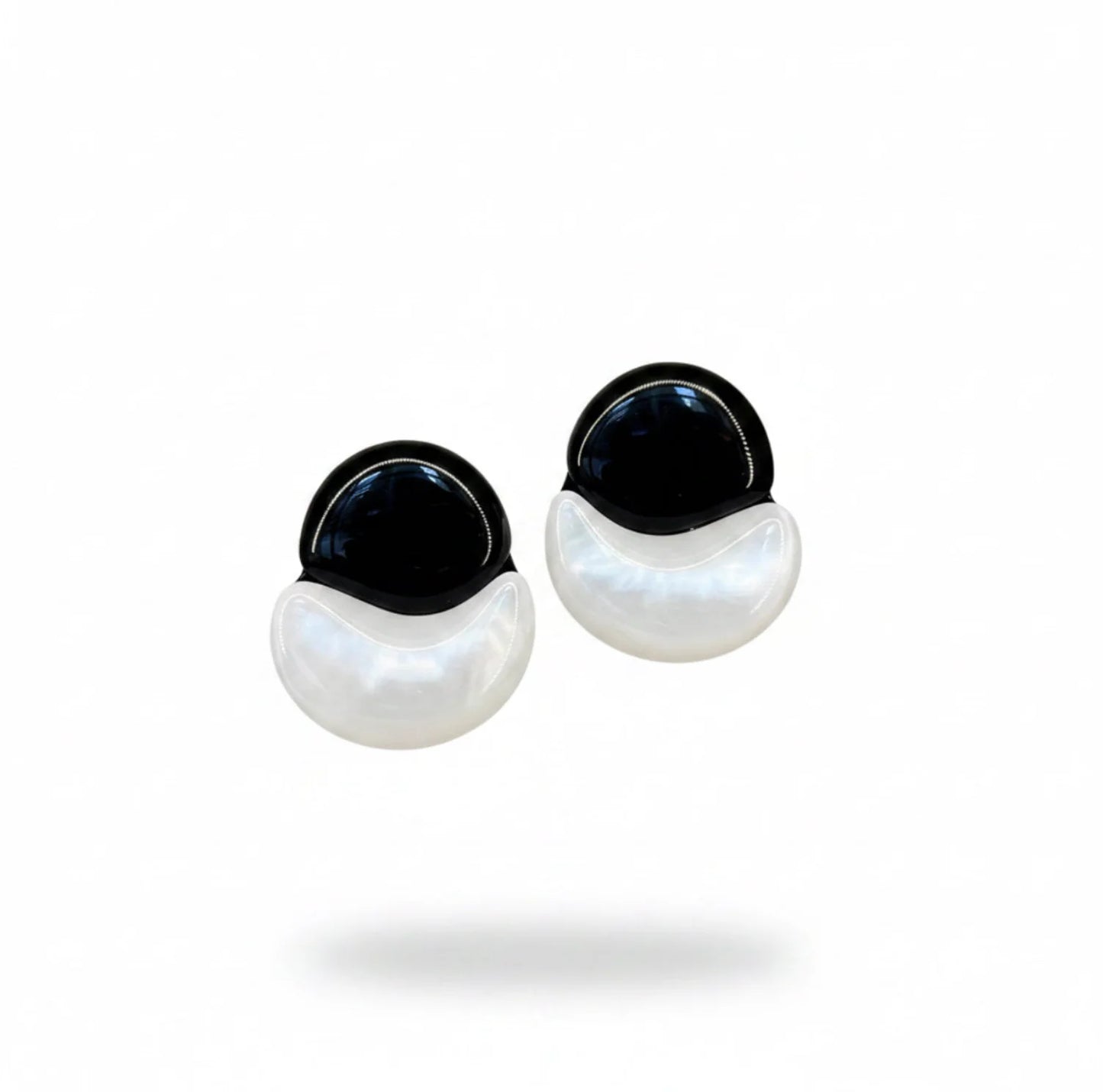 Pendientes resina italiana nacarado blanco y negro