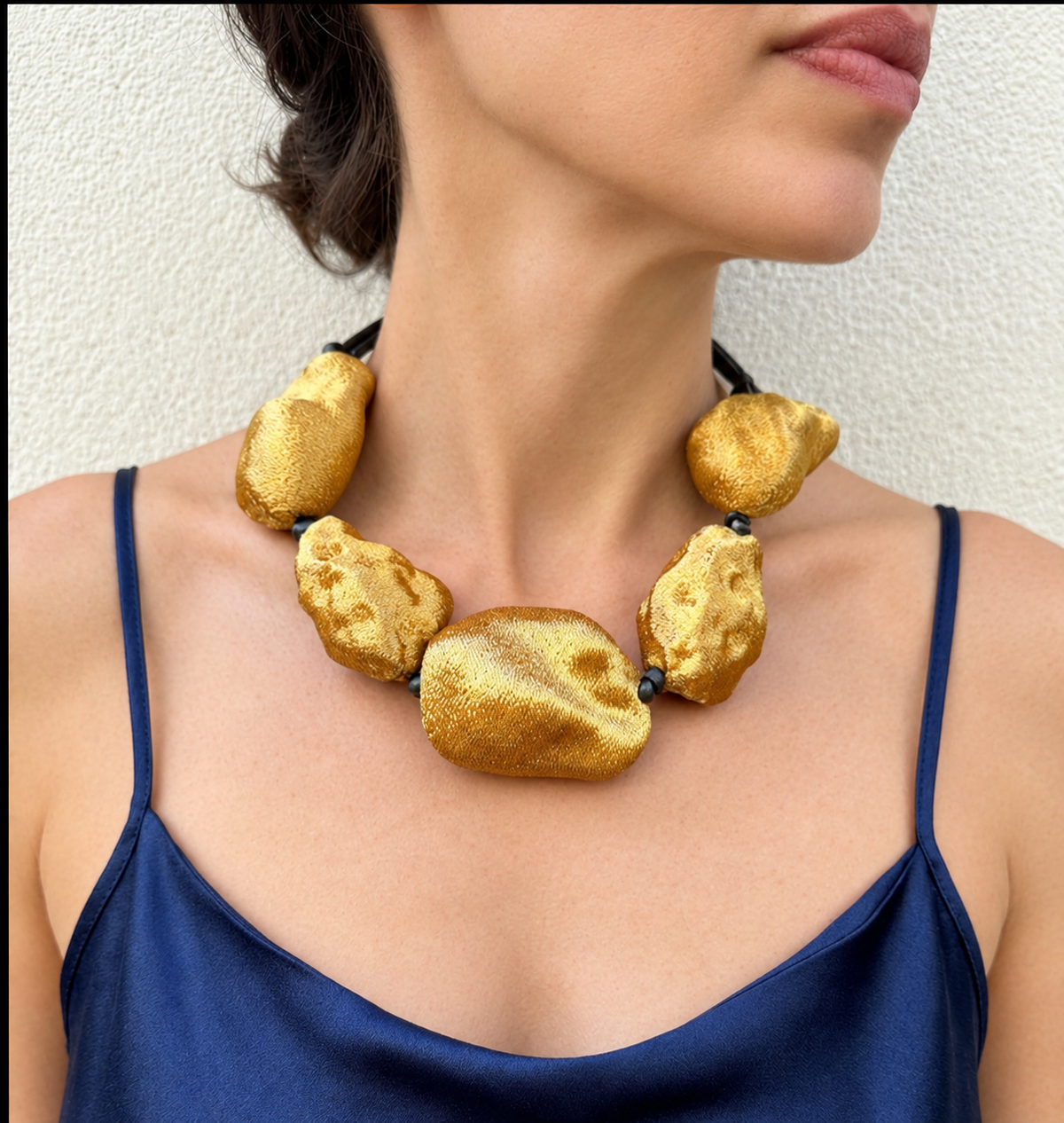 Collar corto rocas de pan de oro