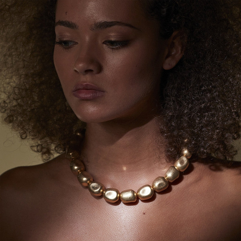 Collar de Metal Dorado con Cuentas Orgánicas
