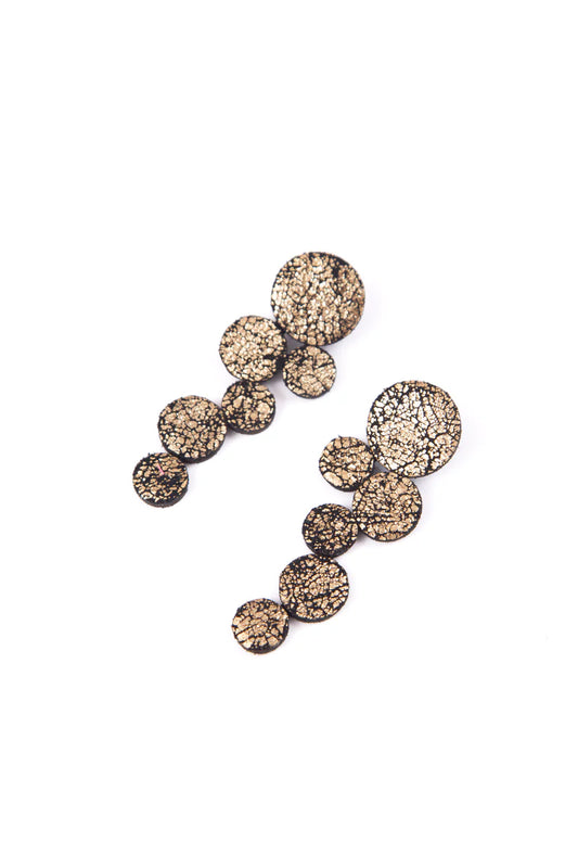 Pendientes: 6 círculos de piel dorada