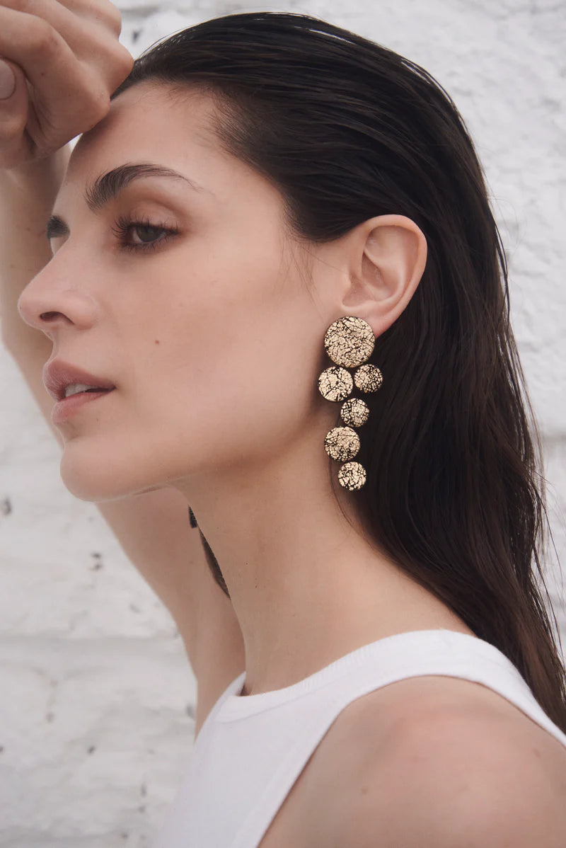 Pendientes: 6 círculos de piel dorada