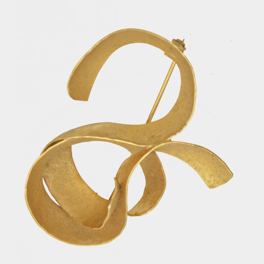 Broche abstracto de latón con baño de oro 18 quilates – Diseño escultórico