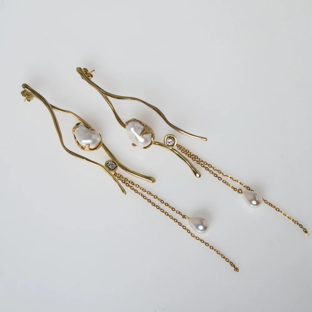Pendientes artesanales de latón con baño de oro y perla natural