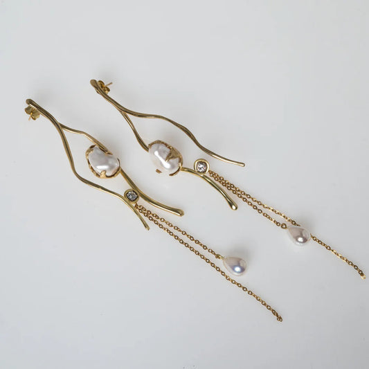 Pendientes artesanales de latón con baño de oro y perla natural
