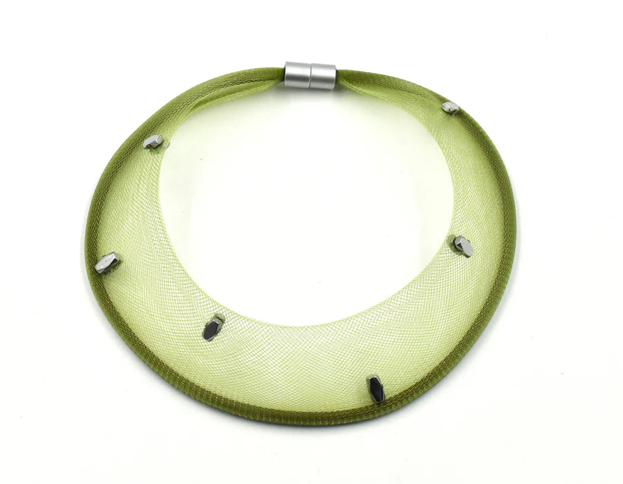 Collar de crinolina verde lima y hematite