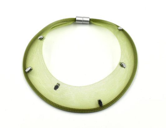 Collar de crinolina verde lima y hematite