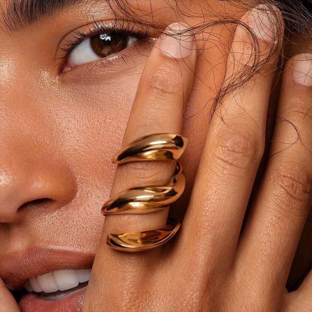Anillo espiral de acero con baño oro 18k