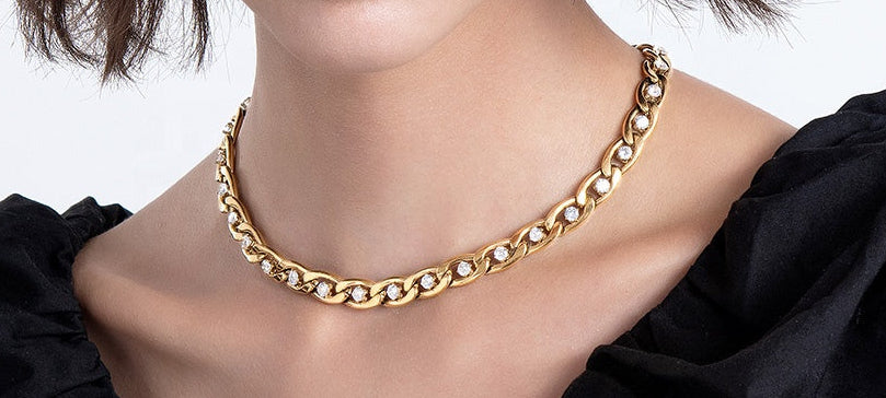 Gargantilla de acero  quirúgico chapado en oro