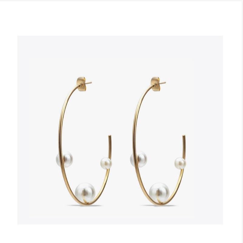 Aros dorados con perlas de acero inoxidable bañados en oro | FAHOMA