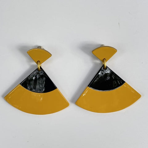 Pendientes en cuerno esmaltado triangular color mostaza y negro