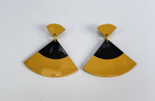 Pendientes en cuerno esmaltado triangular color mostaza y negro