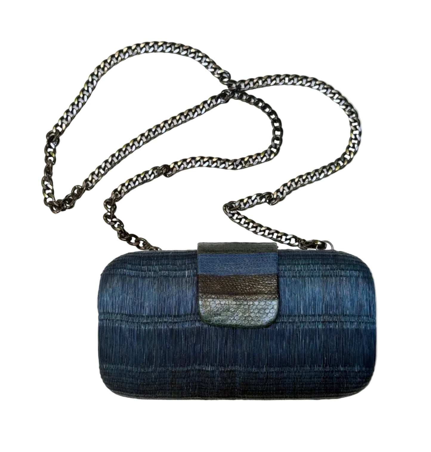 Bolso artesanal en azules: buntal y piel de serpiente