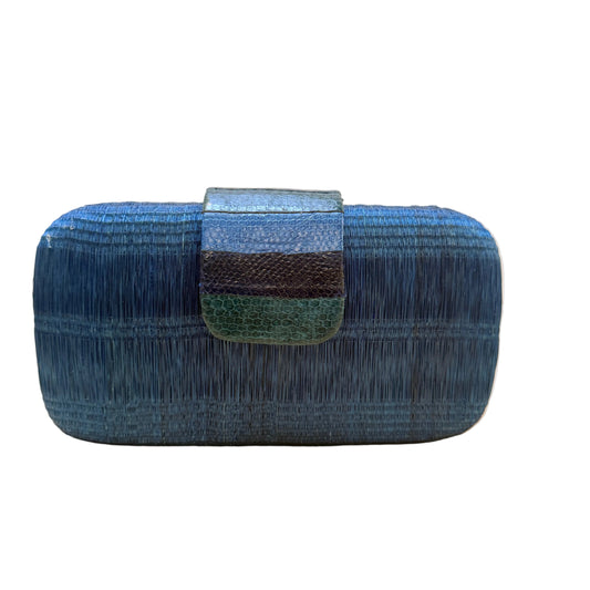 Bolso artesanal en azules: buntal y piel de serpiente