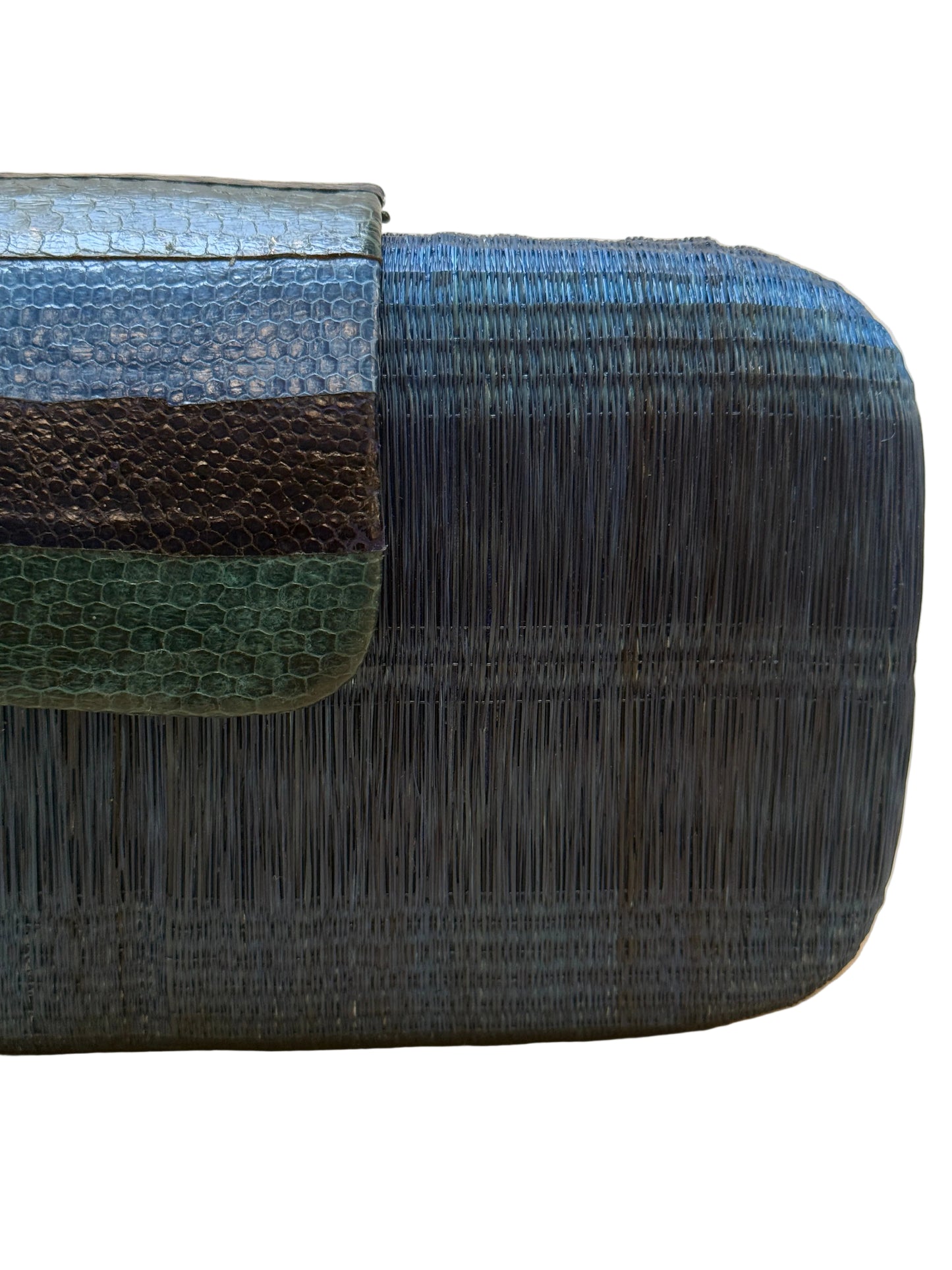 Bolso artesanal en azules: buntal y piel de serpiente