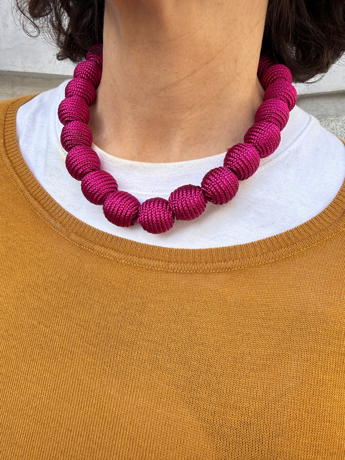 Collar tejido ajustable hilos fucsia