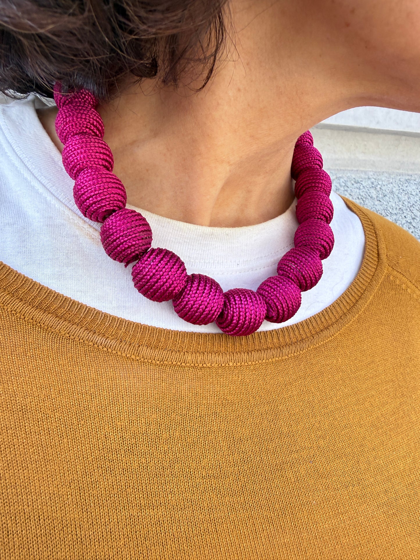 Collar tejido ajustable hilos fucsia