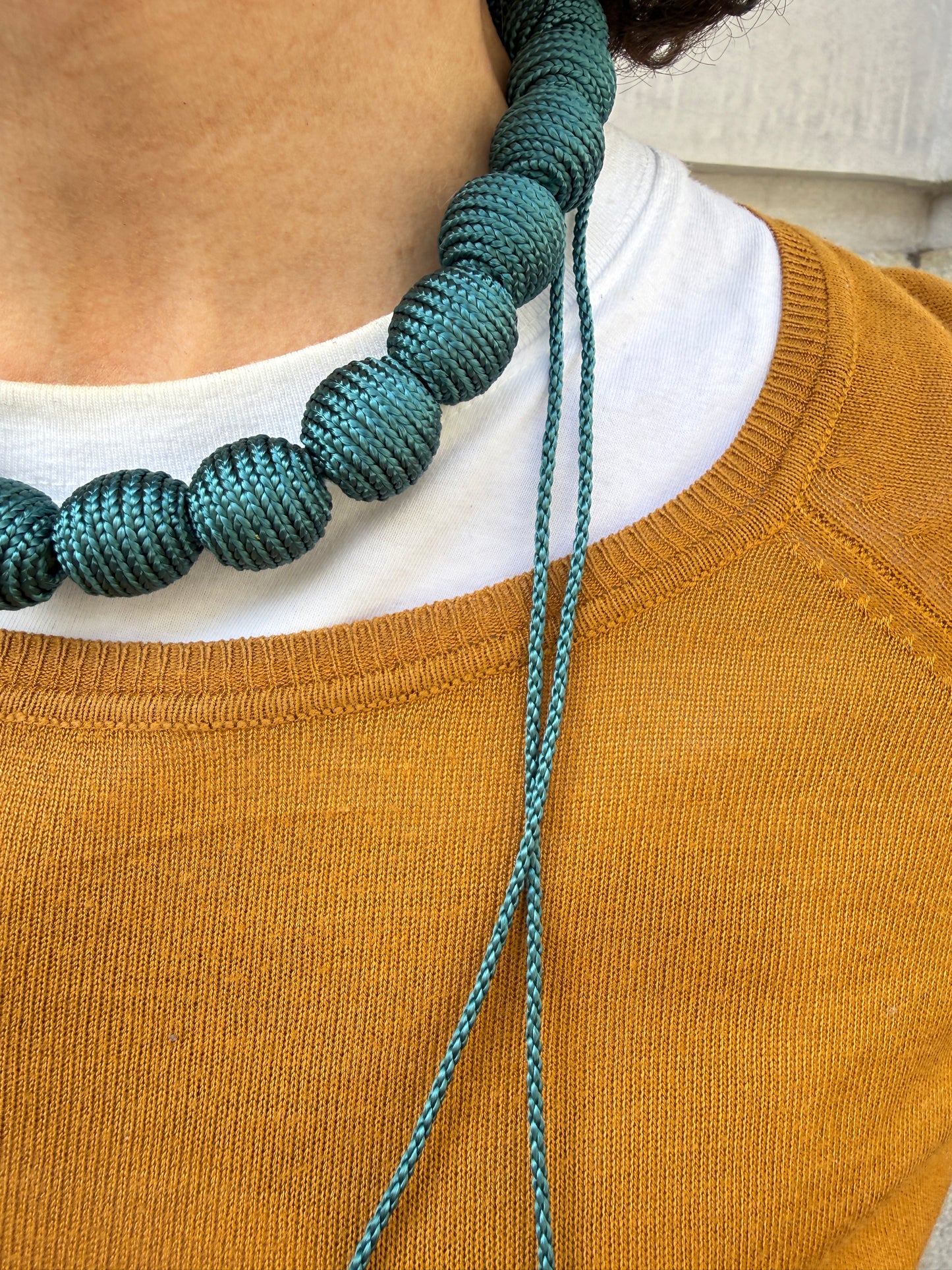 Collar tejido ajustable hilos verdes