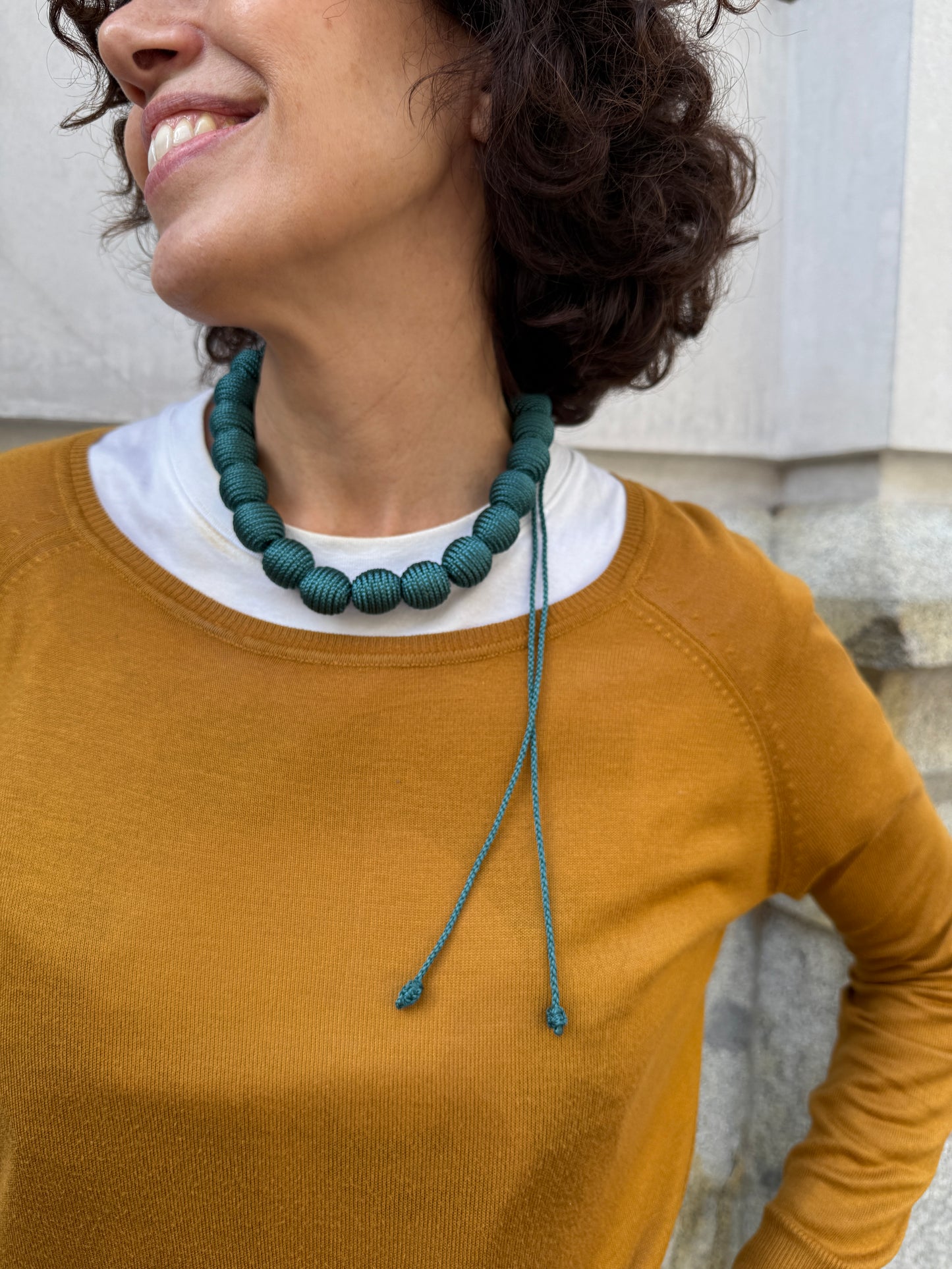 Collar tejido ajustable hilos verdes