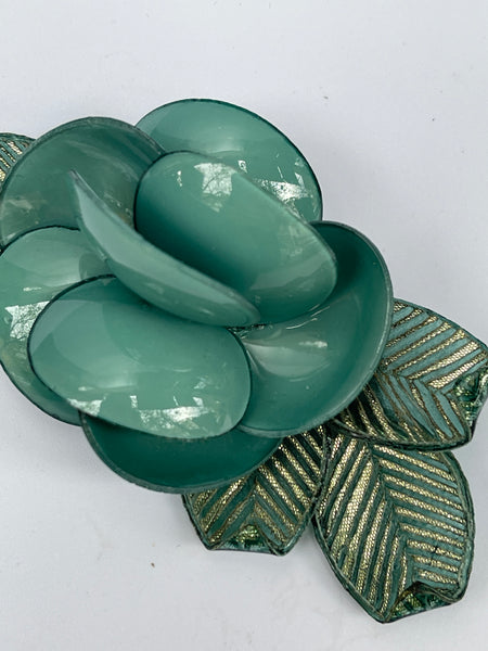 Broche flor verde agua con tallo  en resina orgánica