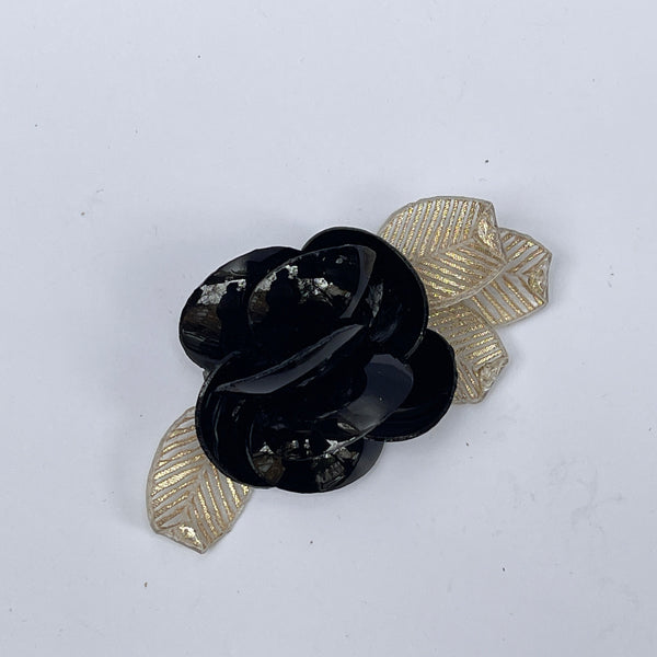 Broche flor negra  con tallo  en resina orgánica