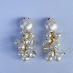 Pendientes largos de perlas de resina