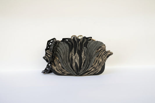 Bolso de Fiesta Artesanal color negro con Cadena Acrílica y Cierre de Nácar – Edición Limitada