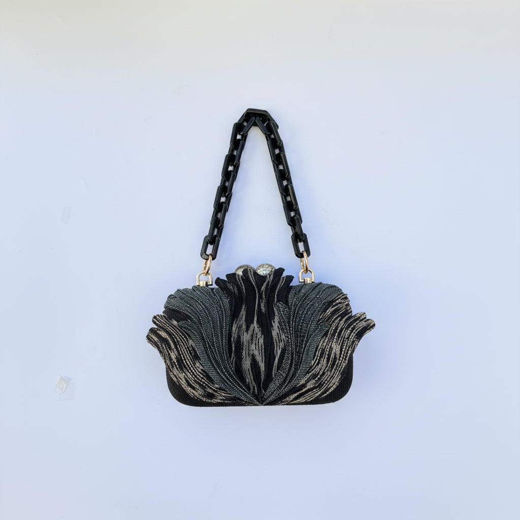 Bolso de Fiesta Artesanal color negro con Cadena Acrílica y Cierre de Nácar – Edición Limitada