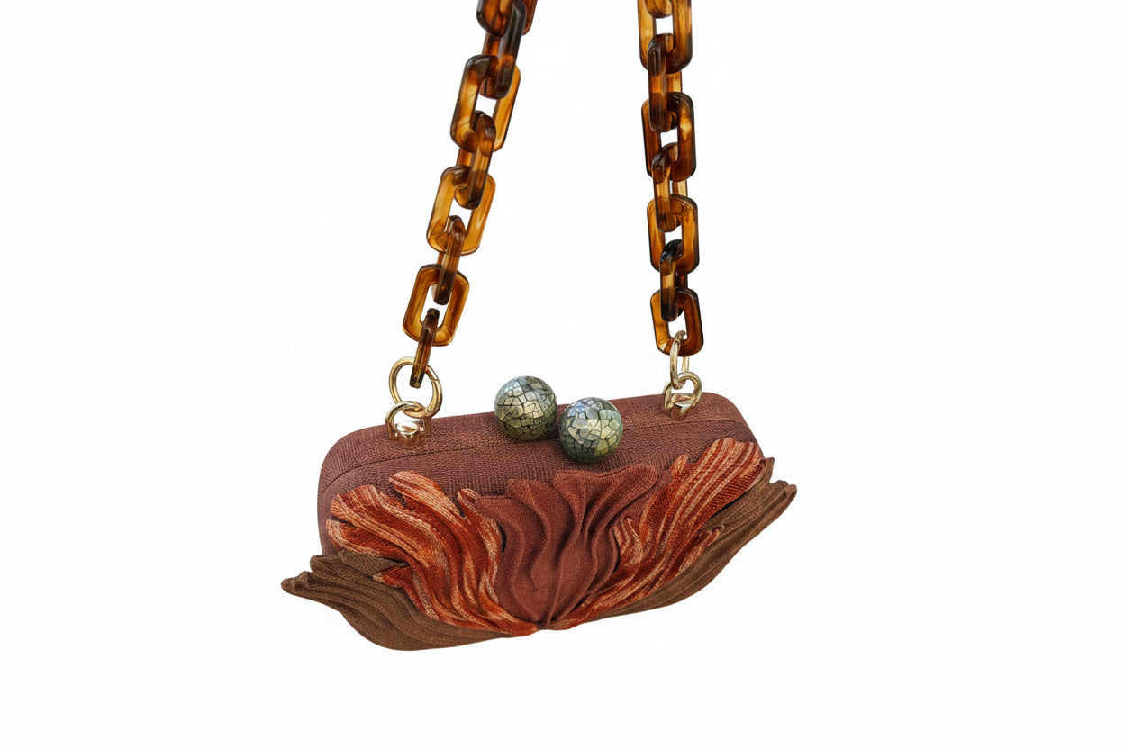 Bolso de Fiesta Artesanal color teja con Cadena Acrílica y Cierre de Nácar – Edición Limitada