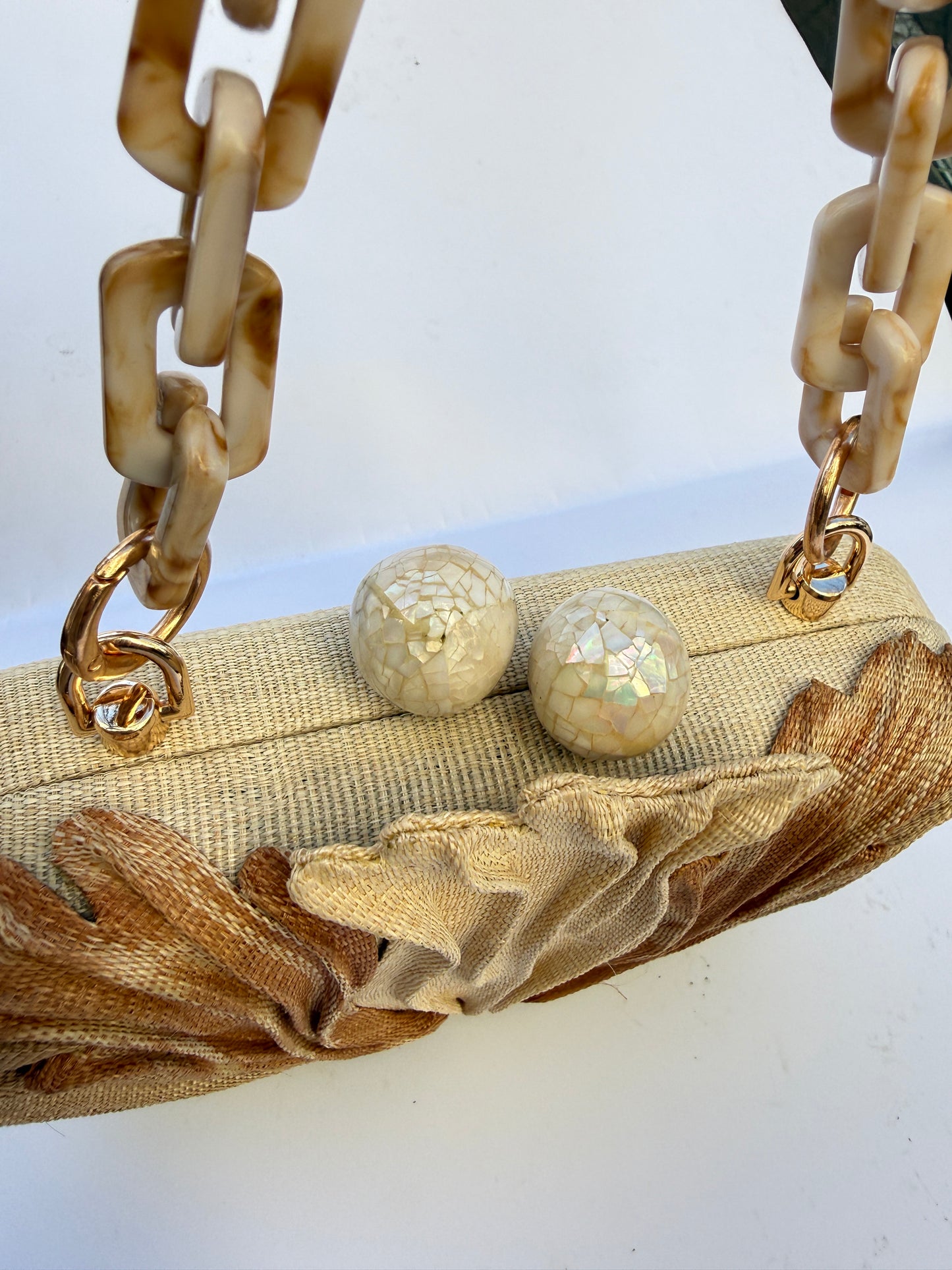 Bolso de Fiesta Artesanal color hueso con Cadena Acrílica y Cierre de Nácar – Edición Limitada