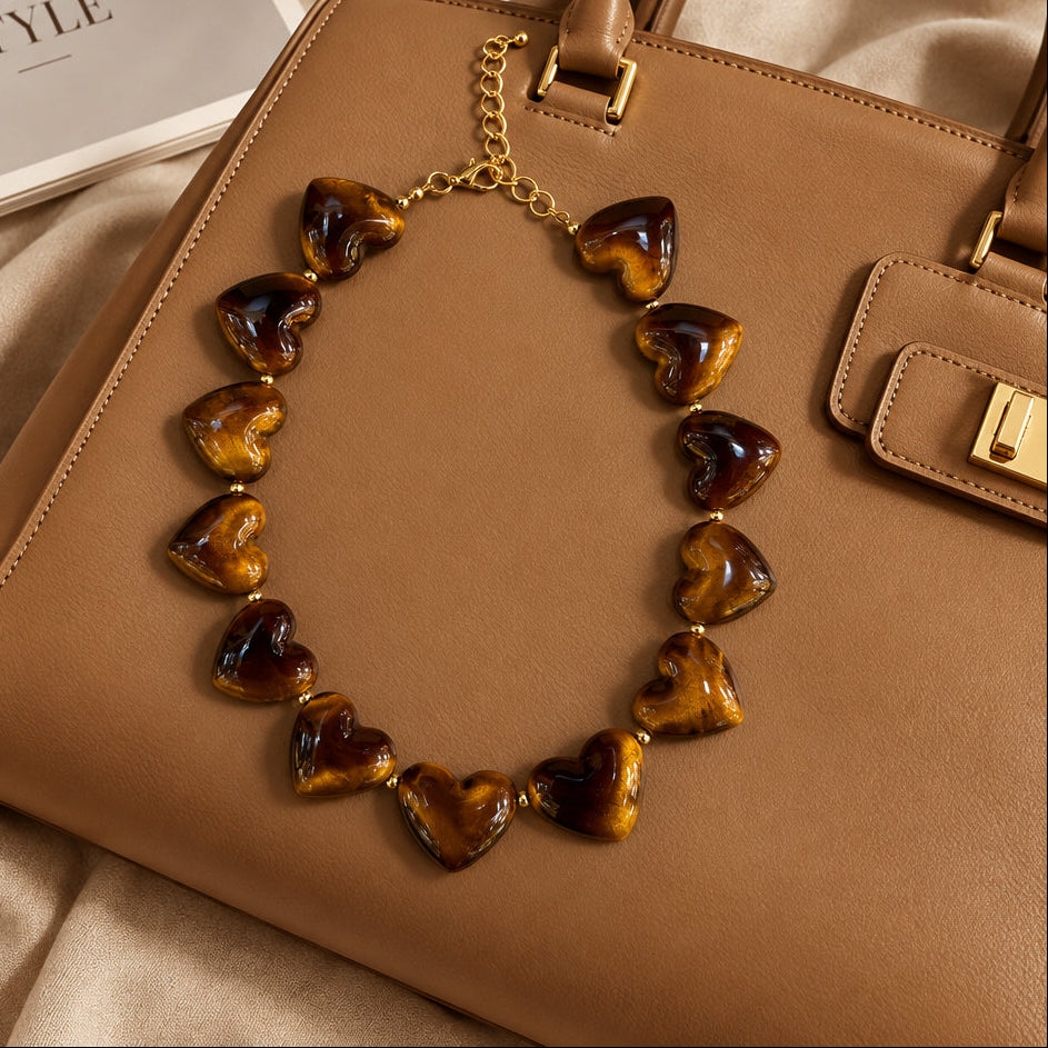 Collar corazones de resina efecto ojo de tigre