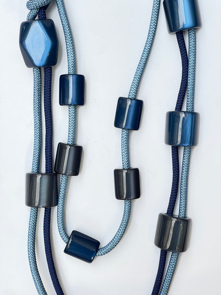 Collar largo en resina y cordón en gama de azules