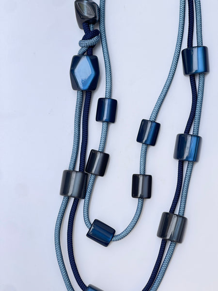 Collar largo en resina y cordón en gama de azules