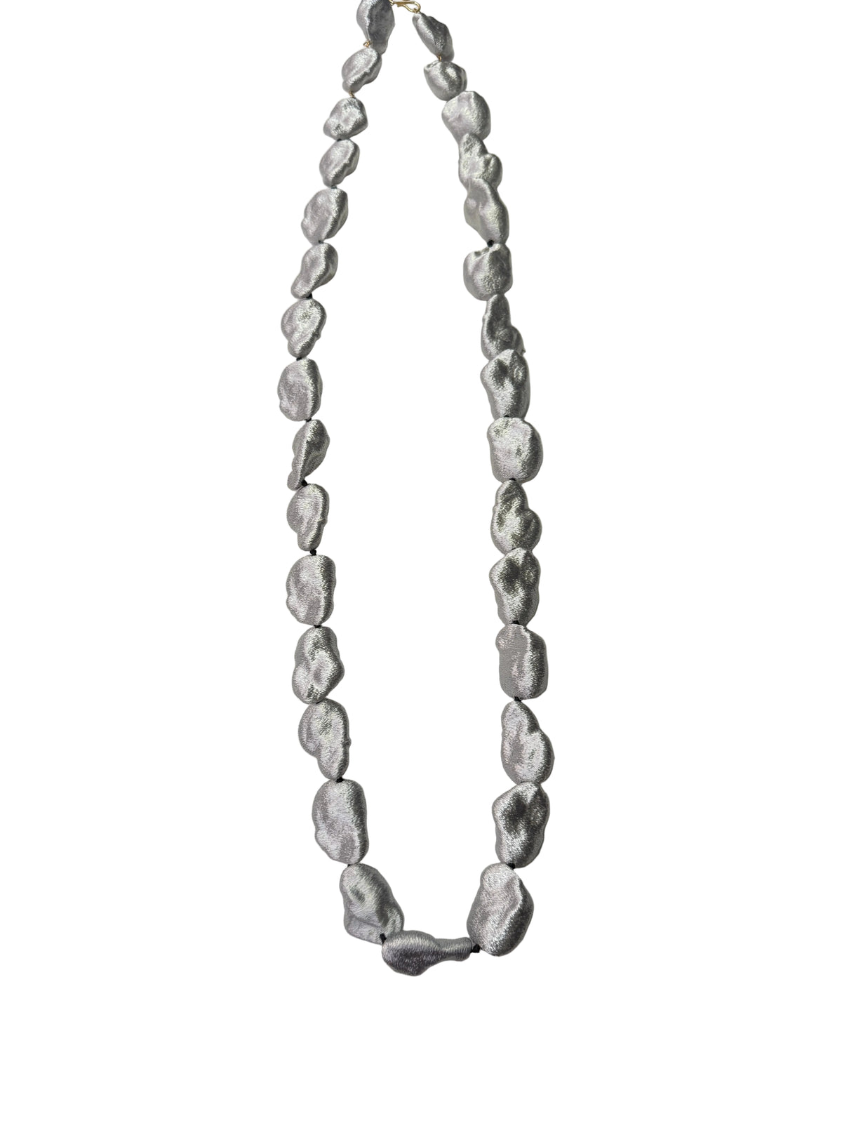 Collar largo  perlas rocas plata