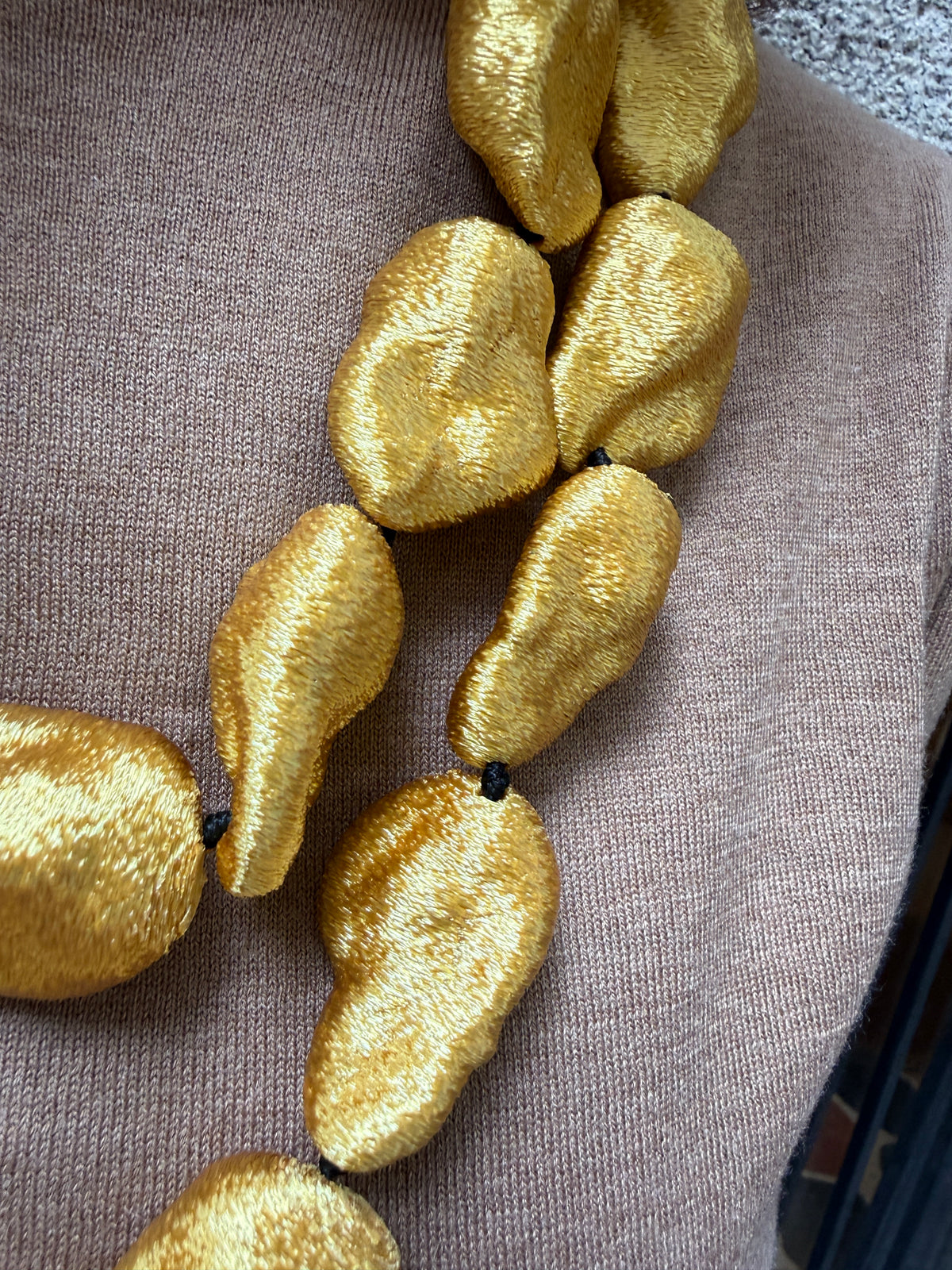 Collar largo rocas de pan de oro