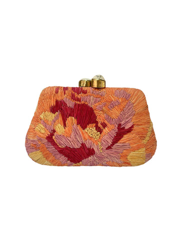 Clutch artesanal buntal bordado en tonos naranja y fucsias