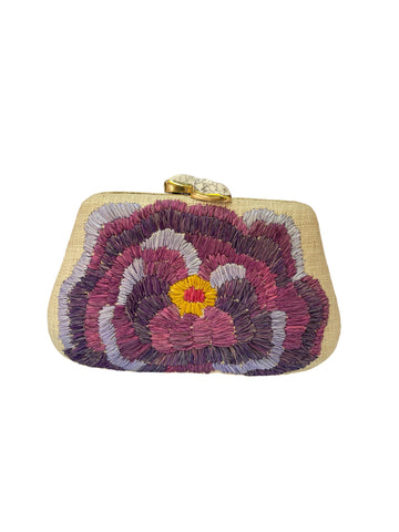 Clutch artesanal buntal bordado en tonos violetas