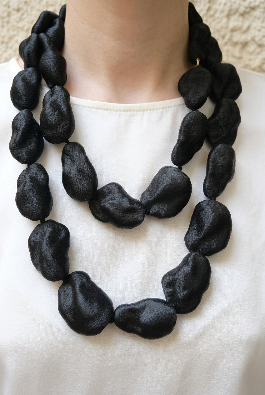 Collar largo  perlas rocas negras