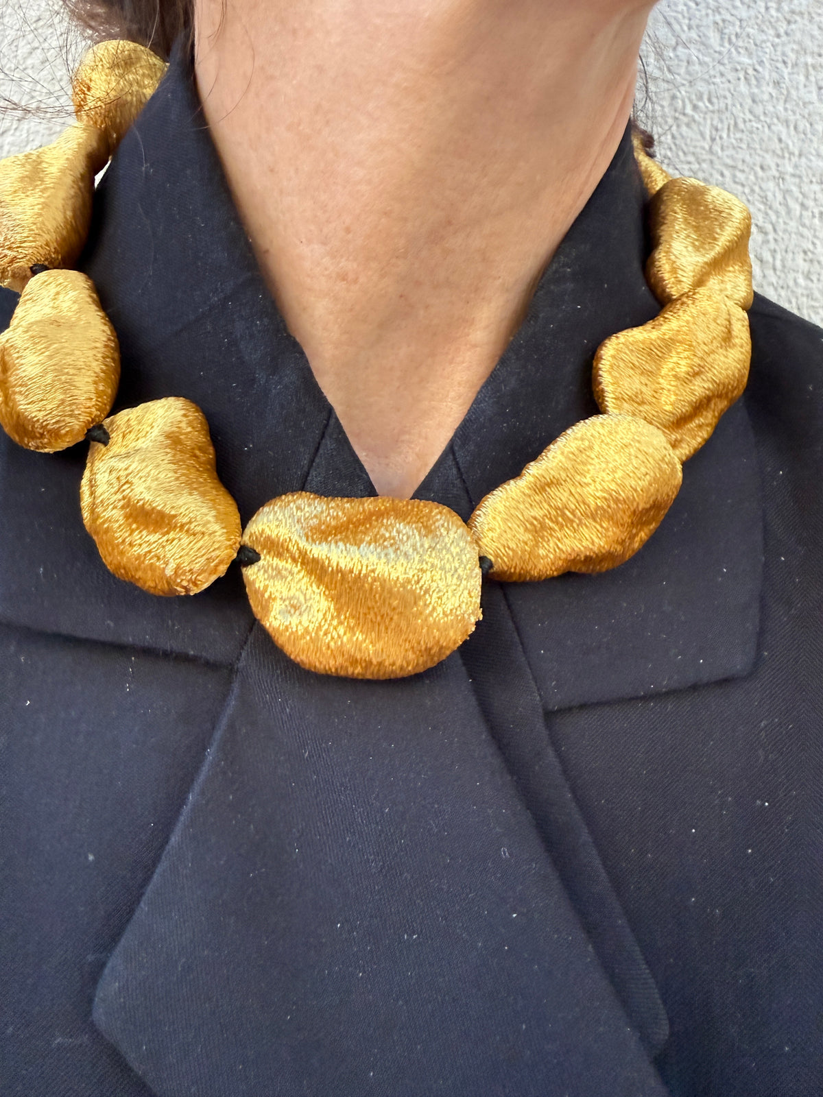 Collar corto rocas de pan de oro