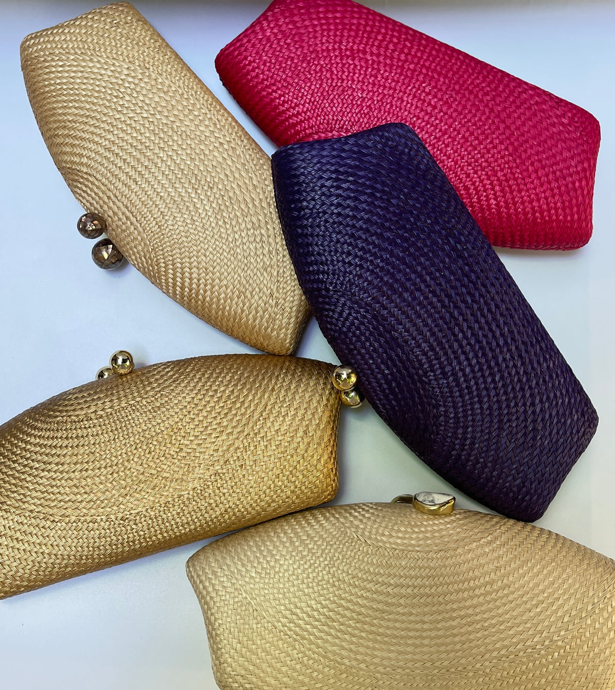 Clutch artesanal buntal color azul tinta (semi morado)