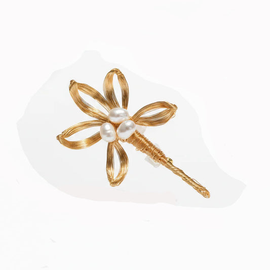 Broche artesanal de hilo dorado y perlas