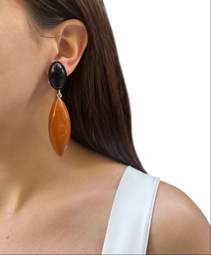 Pendientes alargados de resina italiana en color toffee y negro